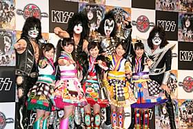 会見で再会を果たした「キッス」 と「ももいろクローバーZ」「キッス」