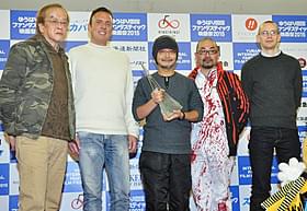 グランプリを獲得した森川圭監督(中央)「メイクルーム」