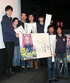 舞台挨拶に出席した三浦貴大(左から3人目)、松岡茉優ら「サムライフ」