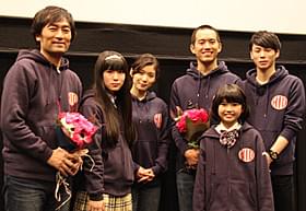 舞台挨拶に立った(左から)森谷雄監督、蒼波純、 松岡茉優、三浦貴大、山田望叶ちゃん、柾木玲弥「サムライフ」