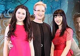 惜しみないファンサービスを行ったメリル・ストリープ(中央)、 リラ・クロフォード、神田沙也加「イントゥ・ザ・ウッズ」