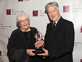2011年、米美術監督組合賞で生涯功労賞受賞時の ノリスさん(左)とリンチ監督「ツイン・ピークス」