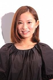 舞台挨拶に立った市川由衣「迷宮カフェ」