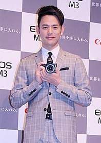 オペラ座の屋上で新CMを撮影した妻夫木聡