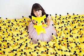 100匹のピカチュウに囲まれて笑顔の山本美月「ピカチュウとポケモンおんがくたい」