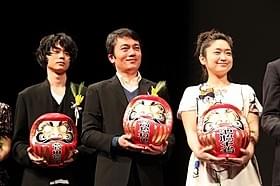 授賞式を盛り上げた(左から)菅田将暉、高橋和也、池脇千鶴「そこのみにて光輝く」