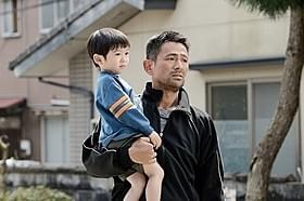 人生初の角刈りで撮影に臨んでいる江口洋介「人生の約束」