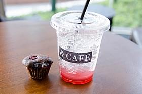 もちろんカフェとして気軽に立ち寄ってOK!「カフェ・ド・フロール」