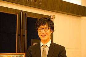 はにかんだ笑顔も素敵な支配人・田川尚史さん「カフェ・ド・フロール」