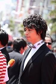熱い歓声を浴びた斎藤工「虎影」