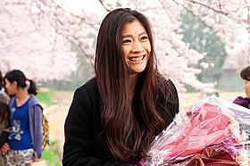 満開の桜の下、クランクアップを迎えた篠原涼子「アンフェア the end」