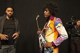撮影中のアンドレ・ベンジャミンとジョン・リドリー監督「JIMI:栄光への軌跡」