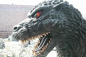 「ゴジラビュールーム」から見えるゴジラ。デ、デカイッ!!「ゴジラ」