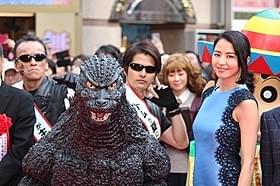 歌舞伎町の新施設オープンを祝った長澤まさみとゴジラ「ゴジラ×モスラ×メカゴジラ 東京SOS」