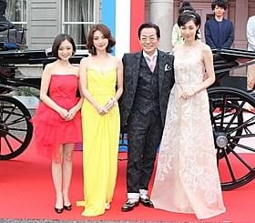 水谷豊がドレスアップした女優陣をエスコート「王妃の館」