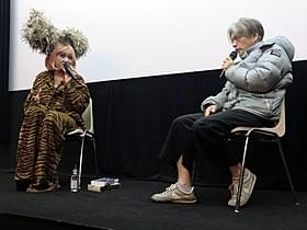 ヴィヴィアン佐藤(左)と飴屋法水「神々のたそがれ」