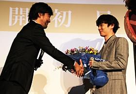 山崎貴監督(左)から花束を 受け取る主演の染谷将太「寄生獣」