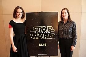 インタビューに応じたキャスリーン・ケネディ(右) と新ヒロインのデイジー・リドリー「スター・ウォーズ」