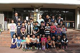 鈴木京香と訪問先の小学校の子どもたち「おかあさんの木」