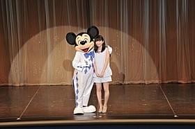 ミッキーマウスと共演し笑顔の志田未来「トゥモローランド」
