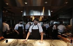 「NOMA」シェフと東京店キッチンの様子「二郎は鮨の夢を見る」