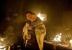 迫力満点の燃える部屋での格闘シーン「ラン・オールナイト」