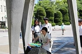 千羽鶴を奉納する鈴木京香「おかあさんの木」