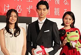初日挨拶に立った松田翔太、前田敦子、木村文乃「イニシエーション・ラブ」