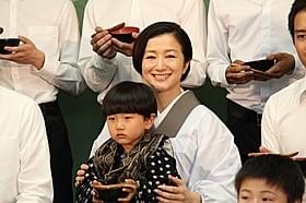 割ぽう着姿の鈴木京香「おかあさんの木」