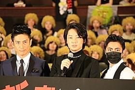 舞台挨拶に立った綾野剛、山田孝之、伊勢谷友介「新宿スワン」