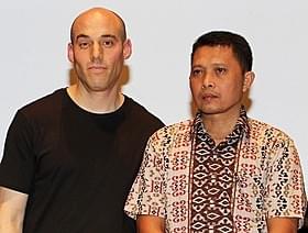 ジョシュア・オッペンハイマー監督(左)と主人公のアディ・ルクン氏「ルック・オブ・サイレンス」