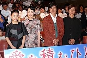 (左から)杉咲花、樋口可南子、佐藤浩市、野村周平「愛を積むひと」