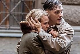 夫婦役に挑戦したトム・ハーディ(右)とノオミ・ラパス「チャイルド44 森に消えた子供たち」