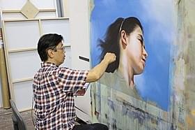 熟練の技を見せた手描き看板職人の北原邦明さん「ライフ・イズ・ビューティフル」