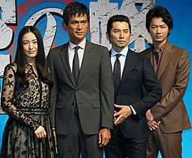 完成会見に臨んだ(左から)仲間由紀恵、 江口洋介、本木雅弘、綾野剛「天空の蜂」