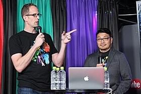 YouTuberと触れ合うピート・ドクター監督(左) とロニー・デル・カルメン共同監督「インサイド・ヘッド」