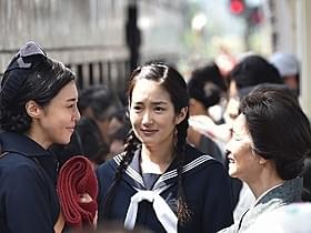 松嶋菜々子(左)と共演する高梨臨