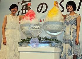 舞台挨拶に立った菊池亜希子と三根梓「海のふた」