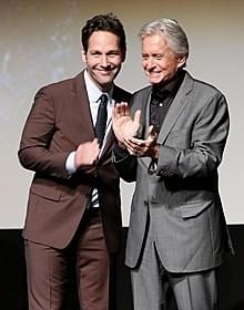 「アントマン」ワールドプレミアに出席した ポール・ラッド(左)とマイケル・ダグラス「アントマン」