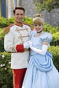プリンス・チャーミングに扮した ディズニーランドキャスト(左)「プリンス・チャーミング」