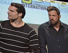 コミコンに出席したベン・ アフレック(右)とヘンリー・カビル「バットマン vs スーパーマン ジャスティスの誕生」