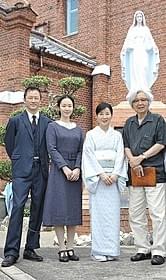 長崎ロケに臨む(右から)山田洋次監督、 吉永小百合、黒木華、浅野忠信「母と暮せば」