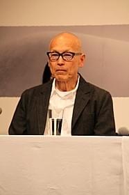 会見に臨んだウェイン・ワン監督「スモーク」
