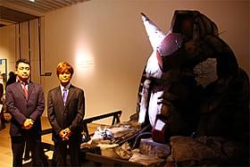 実物大のガンダム頭部の前で (左から)佐々木新氏、古谷徹