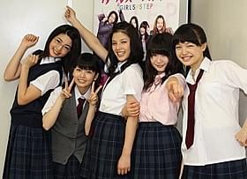 パフォーマンスを披露した“ジミーズ”「ガールズ・ステップ」