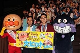 子どもにもスタイルを貫いた「ナイツ」の(左から)塙宣之と土屋伸之「それいけ!アンパンマン ミージャと魔法のランプ」