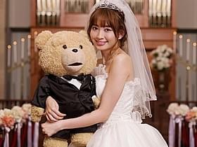 テッドを抱きしめる小嶋陽菜「テッド2」