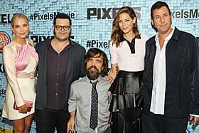 (左から)アシュレイ・ベンソン、ジョシュ・ギャッド、 ピーター・ディンクレイジ、ミシェル・モナハン、アダム・サンドラー「ピクセル」