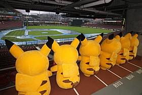 グラウンドを見つめる無念のピカチュウたち「ポケモン・ザ・ムービーXY 「光輪(リング)の超魔神 フーパ」」