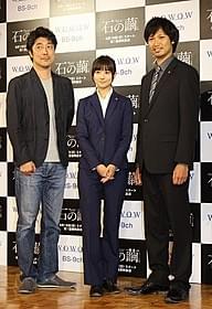 スリムなパンツスーツで登場した木村文乃(中央)「イニシエーション・ラブ」